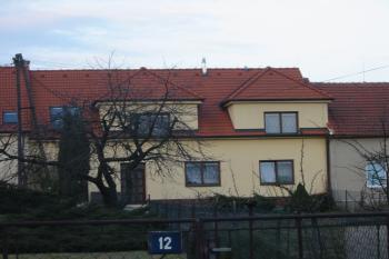 Část budovy OÚ, která tvoří východní hranici areálu (© Dušan Dohňanský 03/2018)