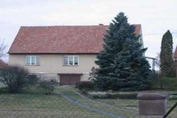Čp. 12 od jihu, v jehož zahradě tvrz stávala (© Dušan Dohňanský 03/2018)