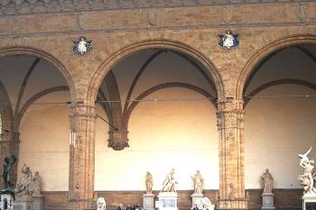 Loggia dei Lanzi na Piazza della Signoria vedle Palazzo Vecchio v italské Florencii (© Pavel Vítek 05/2001)