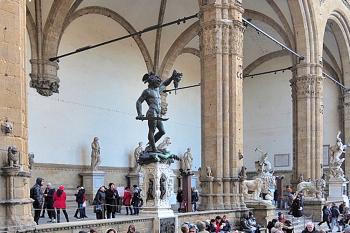 Loggia dei Lanzi na Piazza della Signoria vedle Palazzo Vecchio v italské Florencii (© Pavel Vítek 05/2001)