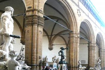 Loggia dei Lanzi na Piazza della Signoria vedle Palazzo Vecchio v italské Florencii (© Pavel Vítek 05/2001)