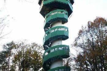 Pohled na rozhlednu dosahující celkovou výšku 43 m. ( © Miroslav BITTER 11/2005)