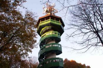 Pohled na vyhlídkovou plošinu, která je ve výšce 26 m. ( © Miroslav BITTER 11/2005)