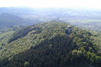 Letecký snímek rozhledny na Bílé hoře v pozadí hrad Štramberk ( © (MB) Archiv ktk 11/2005)
