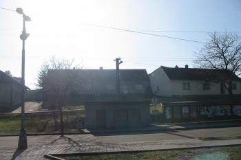 Uprostřed čp.43 a vlevo 44., v jejichž zahradách se tvrziště nachází. (© Dušan Dohňanský 02/2017)