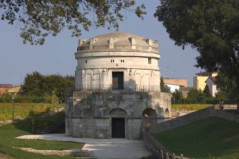 Theodorichovo mauzoleum v italské Ravenně (© Pavel Vítek 05/2001)