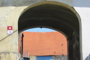 Průjezd z venku do nádvoří (© Dušan Dohňanský 09/2018)