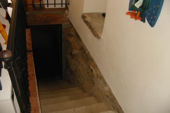Schodiště do sklepních prostor (© Dušan Dohňanský 07/2017)