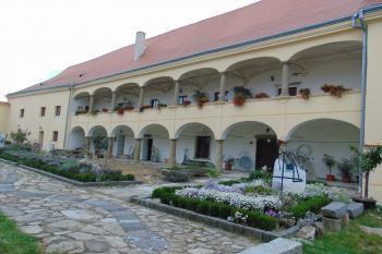 Západní nádvorní strana od jihu (© Dušan Dohňanský 10/2020)