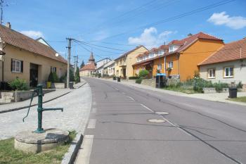 Vlevo čp. 7, v jehož zahradě mohla tvrz Stávat (© Dušan Dohňanský 08/2019)