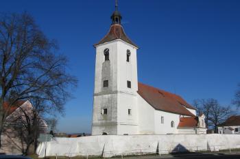 pohled na kostel od jihozápadu (© Marcela Váňová 12/2020)