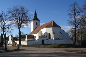 pohled na kostel z východu (© Marcela Váňová 12/2020)