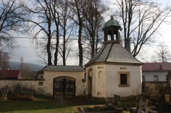 Márnice a vstupní brána na hřbitov od západu ( © Ivan Grisa 11/2011)