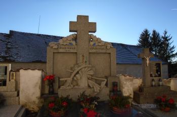 hrobka rodu Lexů z Poněšic na hřbitově v Kostelci (u kostela sv. Vavřince) (© Jaroslav Špiroch  01/2022)