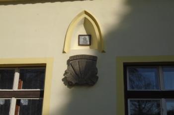 erb rodu Lexů s nikou v průčelí vedle vjezdové brány (© Jaroslav Špiroch  03/2023)