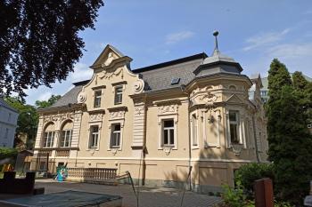 Celkový pohled na vilu s nádvorní částí zahrady.  (© Jan P. Štěpánek 06/2020)