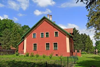 Jižní štítové průčelí panské hájenky (© Jan P. Štěpánek 06/2020)