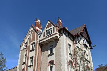 Nájemní vila Paula Hawlika na nároží Milíčovy a Dvořákovy ulice (© Jan P. Štěpánek 06/2020)