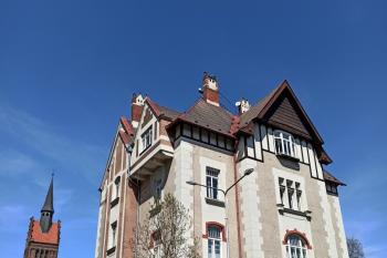 Průhled do Milíčovy ulice s Evangelickýcm kostelem v pozadí. (© Jan P. Štěpánek 06/2020)