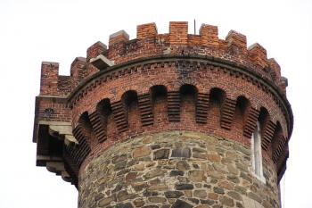 vrcholová část rozhledny s romantickým cimbuřím (© Jan P. Štěpánek, 11/2006)