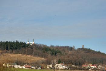 Rozhledna a kostel ( © Luděk Pitter 02/2007)