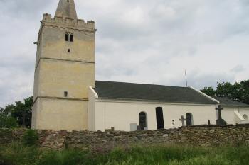 Gotický kostel sousedící s tvrzištěm na východní straně areálu (© Dušan Dohňanský 06/2018)