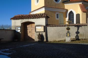 vstupní brána do areálu kostela, vpravo křížek (© Jaroslav Špiroch  01/2022)