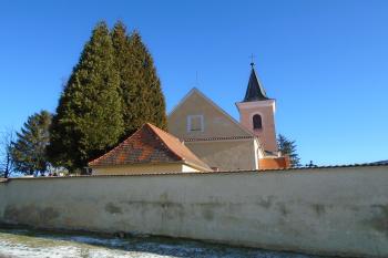 pohled na zadní část kostela ze západu (© Jaroslav Špiroch  01/2022)
