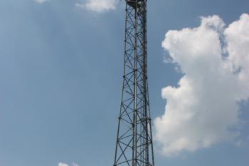 Telekomunikační stožár s rozhlednou od jihovýchodu ( © Ivan Grisa 07/2010)