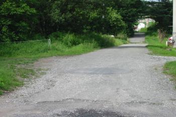 Cesta do dvora tvoří záp. hranici areálu. Zámek stál vpravo od ní. (© Dušan Dohňanský 07/2020)