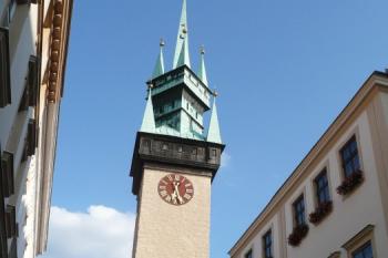 radniční věž ve směru z Horního náměstí ( © Jan P. Štěpánek 07/2009)