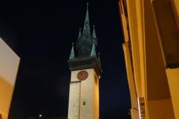 radnice a radniční věž z nároží ulic Obrokova, Zámečnická a Masarykova (Dolního) náměstí ( © Jan P. Štěpánek 07/2009)