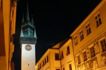 radnice a radniční věž z horního konce Obrokovy ulice ( © Jan P. Štěpánek 07/2009)