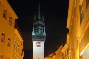 pohled na radniční věž od Horního náměstí ( © Jan P. Štěpánek 07/2009)