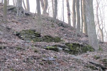 Torzo parkánových hradeb na jižní straně pod hradní věží. (© Dušan Dohňanský 04/2020)
