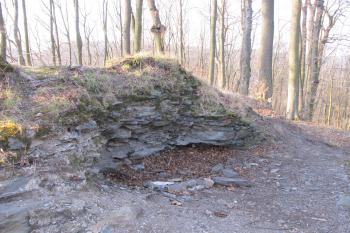 Vnitřní líc věže v čele hradu  (© Dušan Dohňanský 04/2020)