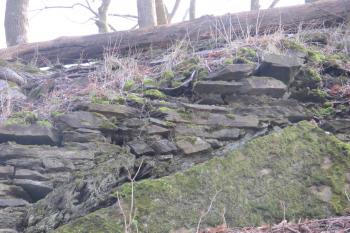 Vnější líc části severní hradební stěny (© Dušan Dohňanský 04/2020)