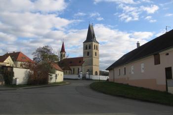 pohled na kostel od SZ, vlevo barokní fara (© Marcela Váňová 11/2020)