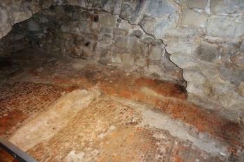 Dlažba římského domu z konce 2. stol. v kryptě kostela. (© Pavel Semple 11/2017)