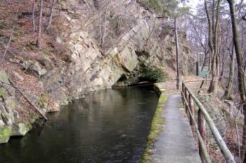 tunel vylámaný ve skále, kudy se voda z náhonu dostává již téměř k papírně ( © Jan P. Štěpánek 02/2008)