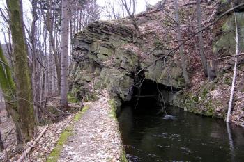druhý tunel kanálu vylámaný ve skále ( © Jan P. Štěpánek 02/2008)