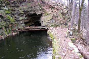 pohled po proudu na druhý tunel kanálu vylámaný ve skále ( © Jan P. Štěpánek 02/2008)