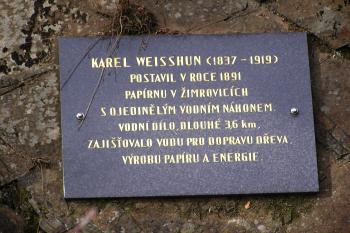 pamětní deska zasazená ve skále nad kanálem u jediného mostu křižujícího kanál ( © Jan P. Štěpánek 02/2008)