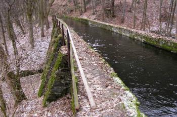 horní část kanálu s menším aquaduktem ( © Jan P. Štěpánek 02/2008)
