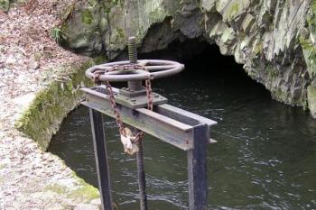 stavidlo na regulaci hladiny kanálu nedaleko počátku kanálu ( © Jan P. Štěpánek 02/2008)