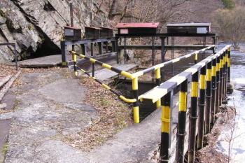stavidla na řece Moravici, které vhánějí vodu do samého počátku Weisshuhnova kanálu ( © Jan P. Štěpánek 02/2008)