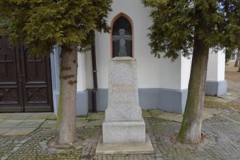kříž u vchodu z roku 1915 (© Jaroslav Špiroch  01/2022)