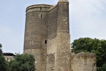 Panenská věž na přímořské straně historického jádra Baku (© Jan P. Štěpánek 08/2019)
