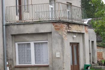 Představěná vstupní veranda na západní straně (© Dušan Dohňanský 10/2019)