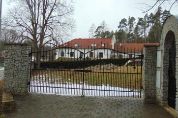 Pohled od brány na vých. straně (© Dušan Dohňanský  01/2022)